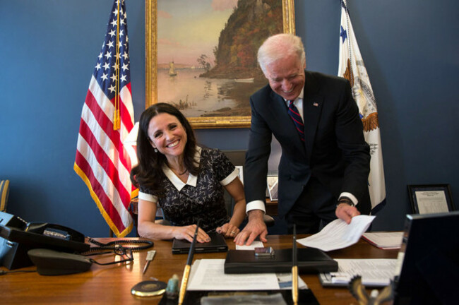 Vice_President_Joe_Biden_jokes_with_Julia_Louis-Dreyfus