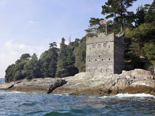 kingswear-castle-in-devon-is-the-most-game-of-thrones-looking-of-the-properties-and-it-was-built-to-defend-a-harbour-at-the-turn-of-the-16th-century