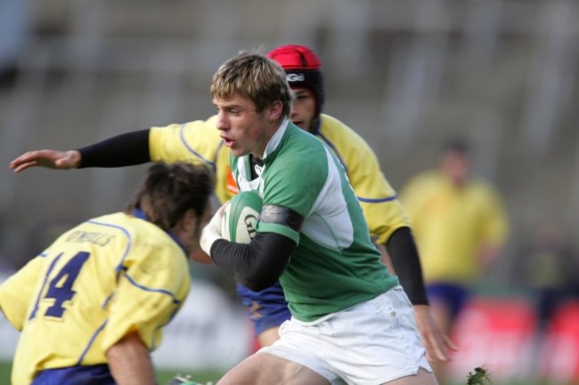 Tommy Bowe of Ireland is stopped by the Romanian defence 26/11/2005