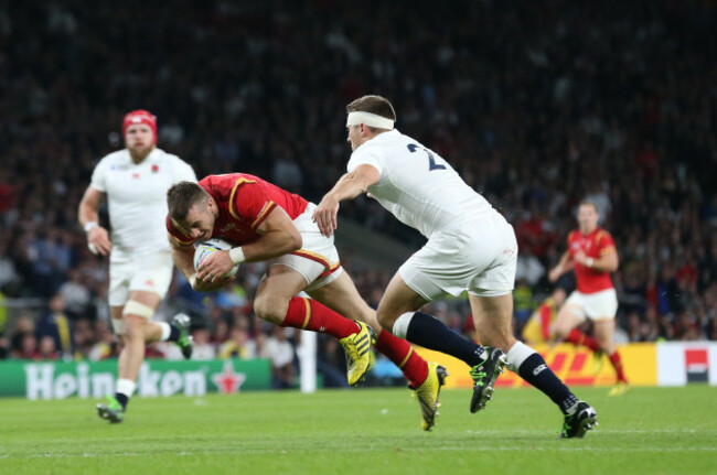 Wales&rsquo;s Gareth Davies scores a try despite England&rsquo;s Richard Wigglesworth