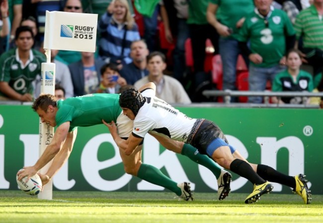 Tommy Bowe scores a try despite Ionut Botezatu