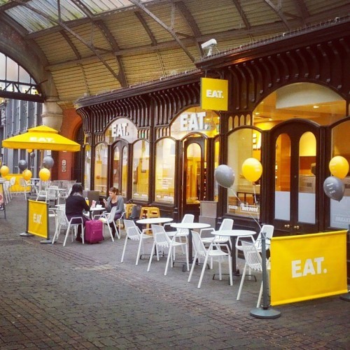 Feeling very #royal today at our #newlookEAT of the day! This EAT. is located very close to one of the homes of HRH The Queen! Any guesses where we are today? #castle #food #queen #yellow