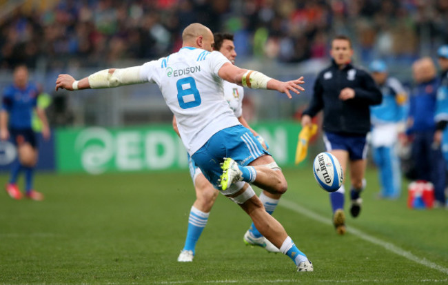 Sergio Parisse clears