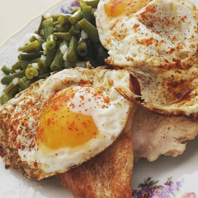 #thursday #midday #healthy #fitness #lifestyle #lunch #roastedturkeybreast #friedegg #beansalad #selfmade #loveit #cooking #today #backday #neverskipbackday #sportylicious #haveanicestartintheday