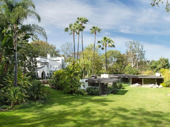 both-the-home-designed-by-neutra-right-and-the-contemporary-main-house-left-sit-in-stunningly-green-surroundings-in-pacific-palisades-california (1)