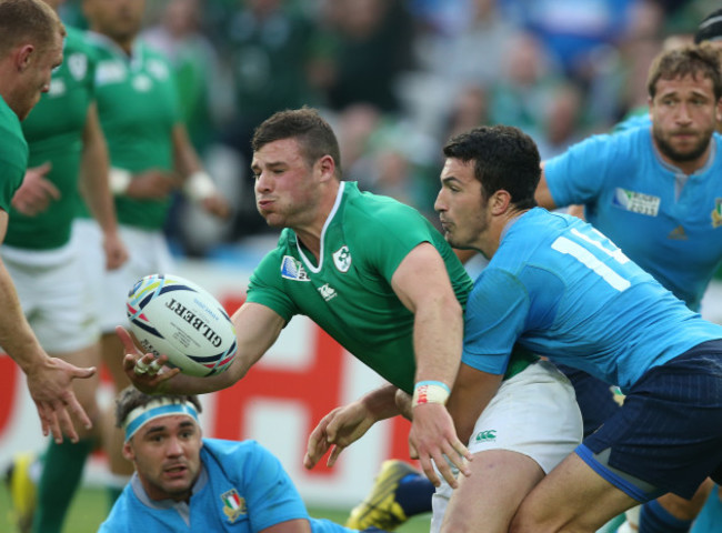 Robbie Henshaw offloads