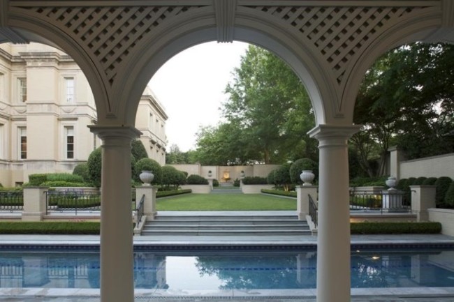 arches-and-columns-are-still-prevalent-even-in-the-backyard