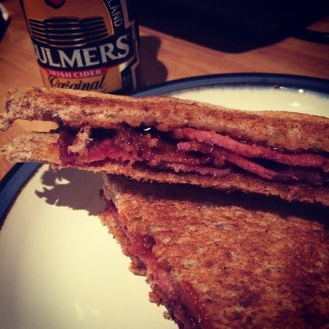 Finishing off a top weekend the right way #rashersammich #bacon #ballymaloerelish #toast #sandwich #cider #bulmers #food #foodporn #foodpervert