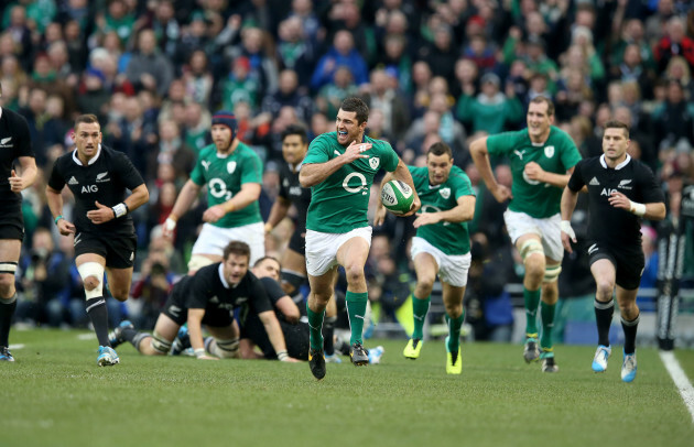 Rob Kearney runs in for a try