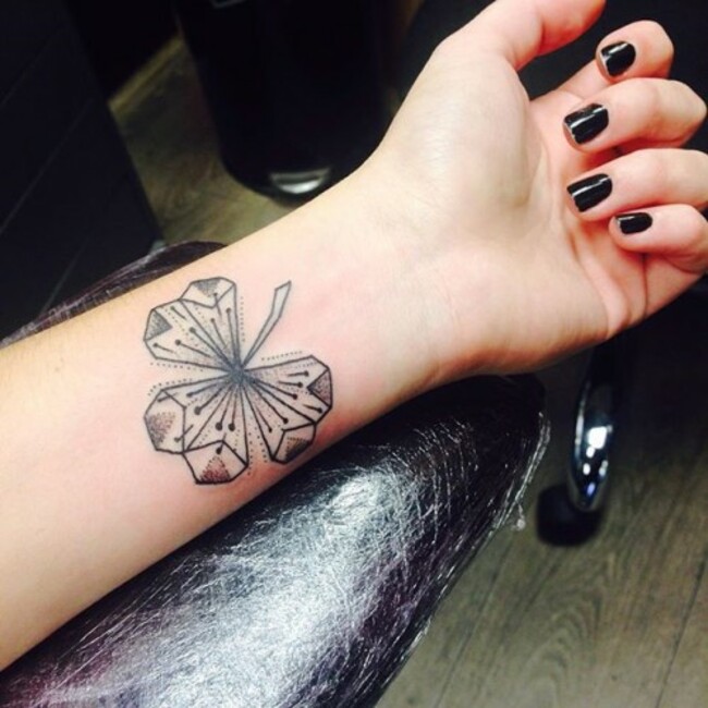 Thanks @dublinink & @wagnerbasei !! #tattoo #shamrock #geometric #Dublin #Ireland #aupair #aupairlife