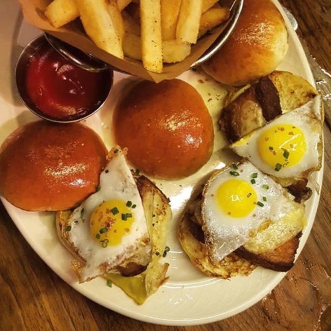 Lunch swag level 1000. Crispy pork belly sliders with a quail egg over easy and a slice of Irish cheddar. #WhatDiet #EatWithBino #DeadRabbit #PorkBelly #Lunch #WannaForkNYC