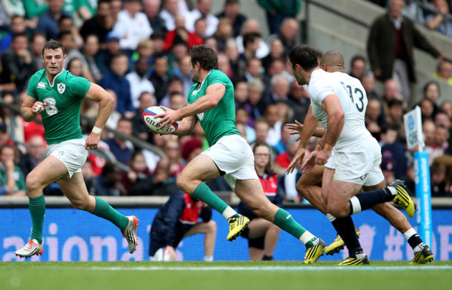 Robbie Henshaw supported by Jared Payne