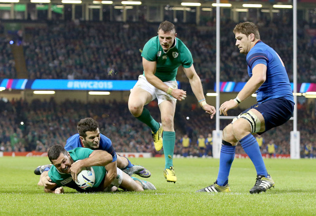 Rob Kearney scores their first try supported by Robbie Henshaw