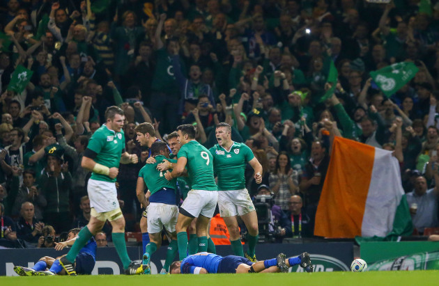 Rob Kearney celebrates his try with Tommy Bowe, Conor Murray and Robbie Henshaw