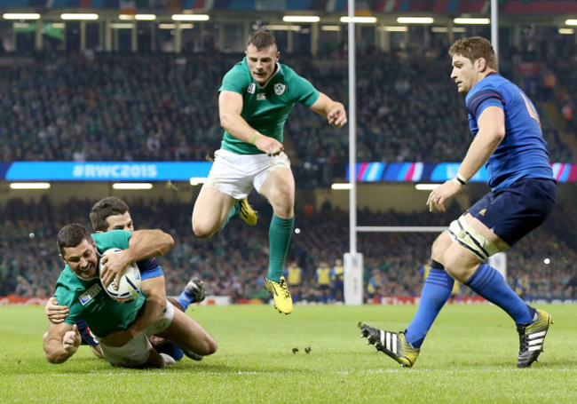 Rob Kearney scores their first try supported by Robbie Henshaw