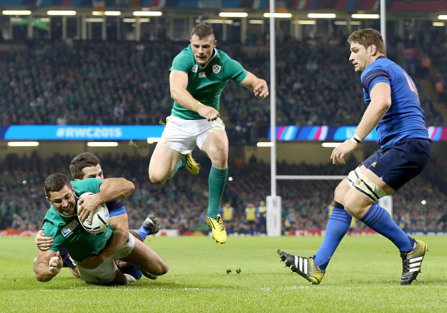 Rob Kearney scores their first try supported by Robbie Henshaw