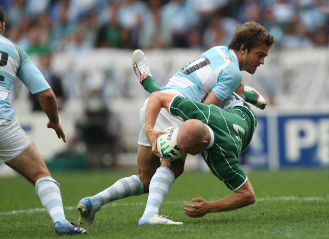 Juan Martin Hernandez tackles Denis Hickie