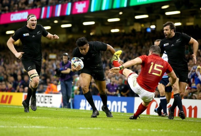 Julian Savea hands off Scott Spedding  to score a try