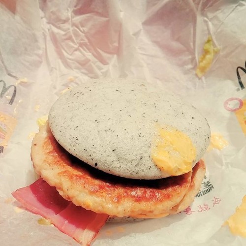 #중국 #맥도날드 #모던차이나버거 #china #mcdonalds #modernchinaburger 빵이 찐빵처럼 쫀쫀하고달달 치킨패티에 베이컨 맛이쪼잉 ㅠ