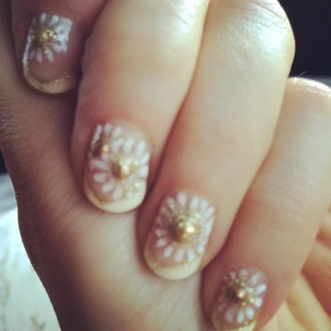 Daisy manicure for #goldenglobes! By @tombachik