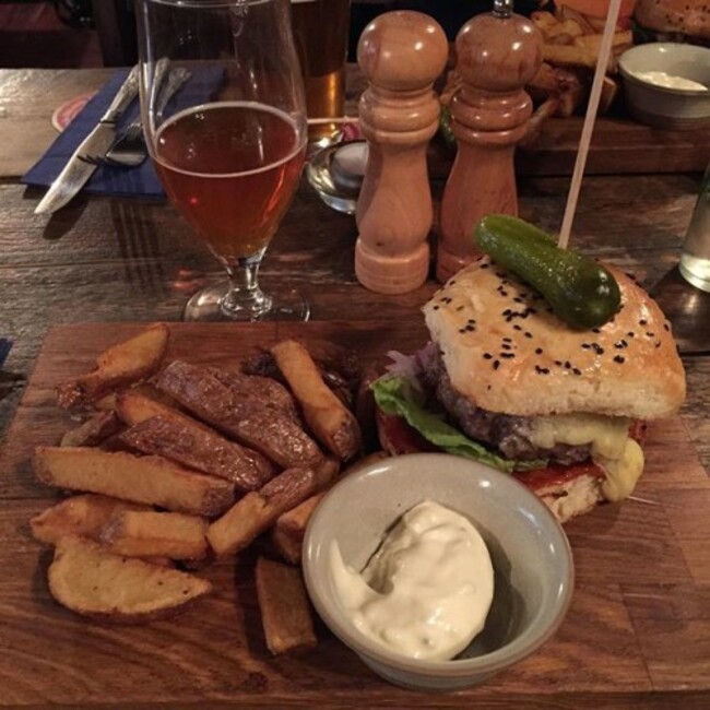 Delicious cheeseburger with candied #bacon and chili ketchup plus a nice glass of #Brewdog Dead Pony Club #nomnomnom #winning #beer #burger