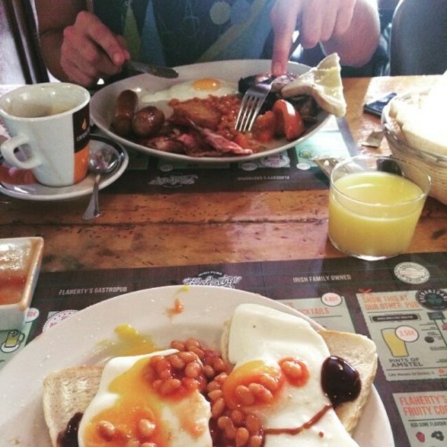 Desayuno de campeones #bcnmola #fantolrato #vacacionesdeveranoparami #noquierovolver #bcnfamily #gordimer #fullirish