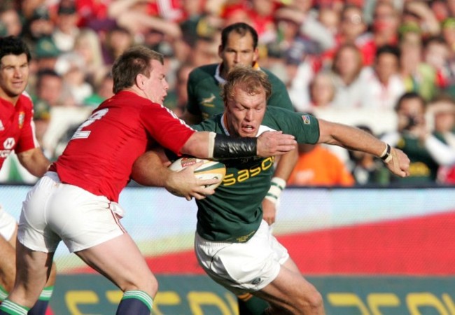 Matthew Rees tackles Schalk Burger