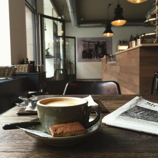 Apotheke | #cappuccino #apotheke_zh #coffeeandpapers #nzz #coffee #latteart #zurich #züri #interior #architecture #apotheke #카푸치노 #커피스타그램 #취리히 #스위스 #신문보기