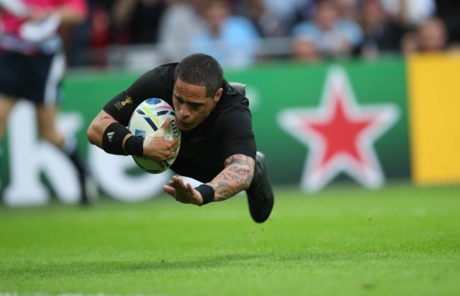 Aaron Smith scores a try