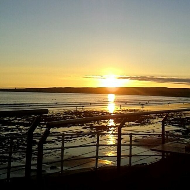 Had to leave down my drink to take a picture of this view on Wednesday ❤#outfordrinks #girlynight #lahinch #surfcity #o'looneys #surfbar #home #breathtakingview #sea #sunset #nofilter #ireland #potd #followforfollow