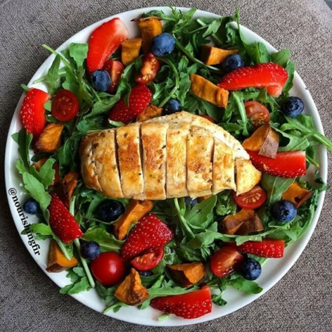 Genuinely the nicest salad I've ever made in my life. Strawbs, blueberries, cherry tomatoes, rocket, sweet potato and chicken