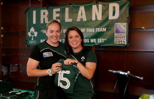 Lynne Cantwell presents the jersey to Niamh Briggs
