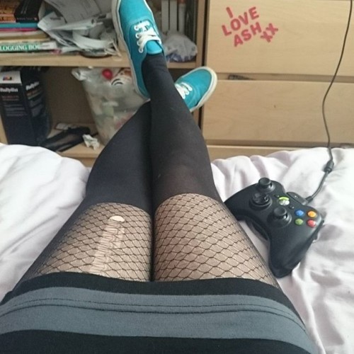 Gutted about the hole!!! #tights #vans #rippedtights #ladderedtights #girlsintights #legs #xbox #xbox360 #gamer