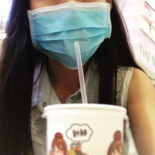 People must think I'm such a bubble-tea-freak -- still drinking when I'm sick... So wanna make a hole on the mask!! #imnotsick but got #coldsore n trying to #coverup #getwellsoon pls