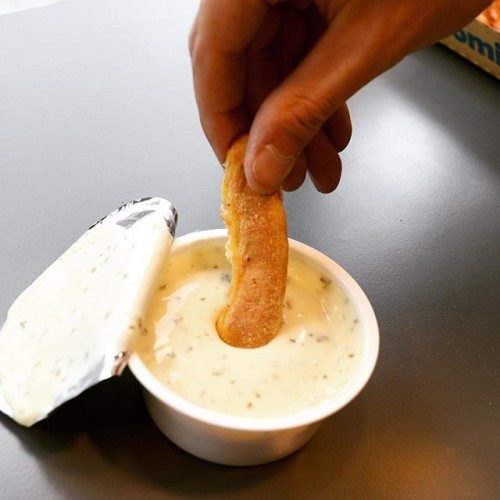 These crusts were made for dippin'. That's just what they do. #Dominos #Pizza #GarlicandHerbDip #BigDip