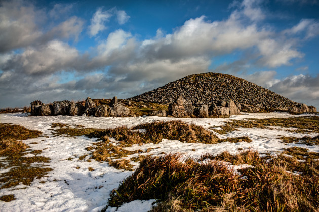Loughcrew_Cairn_in_snow