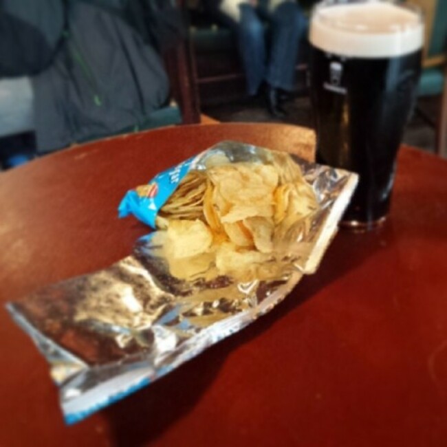 People only eat crisps like this in pubs #crisps #pubcrisps #generousONLYwheninpubs