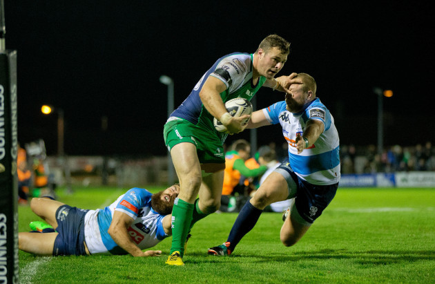 Robbie Henshaw on his way to scoring a try