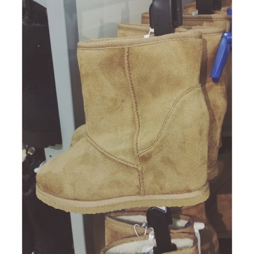 what the f-?!! wedge uggs? are u serious? i mean i love wedge shoes and i love uggs.. but these are just.. LOL #wedges #wedge #uggs #wtf #lol #areyouserious #hilarious #ugly #brown #wedgeuggs