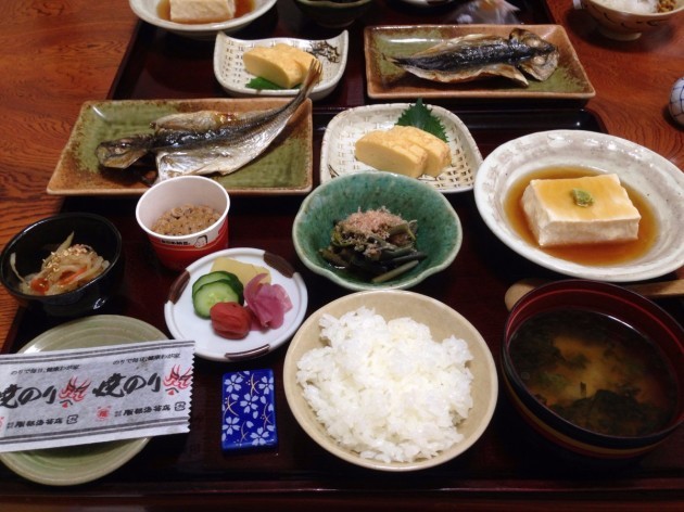 japan-traditional-breakfasts-include-miso-soup-steamed-white-rice-pickled-vegetables-and-proteins-like-fish-and-japanese-omelet-or-tamagoyaki