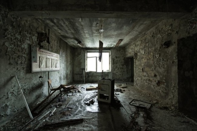 even-with-brief-exposure-the-towns-inhabitants-later-experienced-health-issues-because-of-the-blast-soviet-authorities-restricted-the-area-around-chernobyl-and-pripyat-remained-a-ghost-town-heres-a-room-in-what-was-once-a-pripyat-hospital