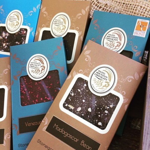 Vi är så ofantligt glada att få lansera vår nya choklad, småskalig bean-to-bar från Hazel Mountain Chocolate på Bak & Chokladfestivalen i Stockholm nästa vecka! I samband med det vill vi bjuda in till ett unikt provningstillfälle med Hazel Mountains chocolatierer. Vart?