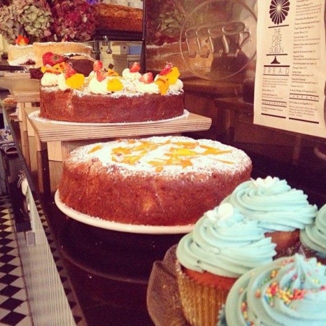 It's raining, you're cold, we have cake! Aye? Aye! #hint #orange #chocolate #vanilla #cupcake #cake #jam #cream