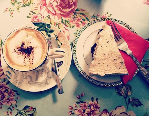 . 후식은 카푸치노☕와 초콜릿케이크 오늘까지만 먹고 내일부턴 다욧 . #데일리 #디저트 #카푸치노 #초코케이크 #카페 #더블린 #Daily #Desert #Capuccino #chocolatecake #Cafe #Foam #Foamcafe #Dublin #Good #delicious