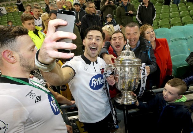 Richie Towell celebrates with the Irish Daily Mail FAI Cup