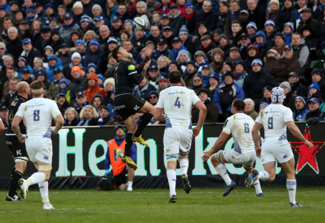 Matt Banahan takes a high ball