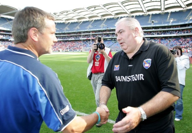 Joe Kernan shakes hands with Laois selector Declan O'Loughlin