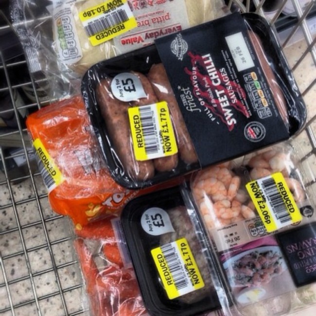 This is how we do #tesco #livelikeaking #reducedfood #menopayfullprice #tescoreduced #cheaper #bargains #foodshopping #bread #prawns #sausages #pittabread #carrots #yellostickers #winnall #winchester