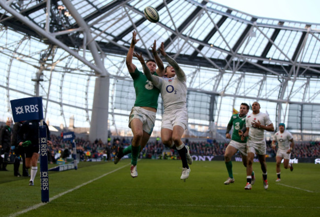 Robbie Henshaw scores a try despite Alex Goode