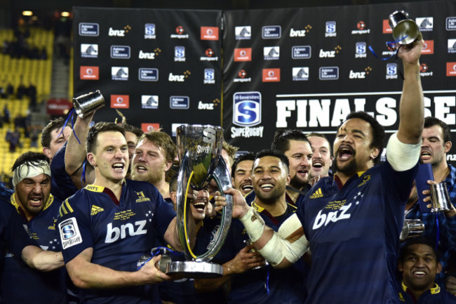 Ben Smith and Nasi Manu lift the trophy